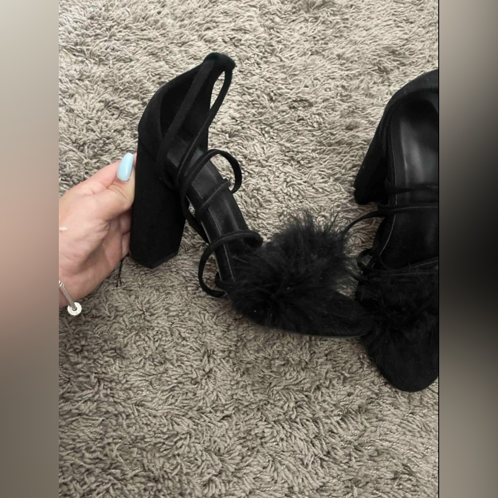 MINIMALIST FEATHER STRAPPY HEELS - Picture 5 of 8